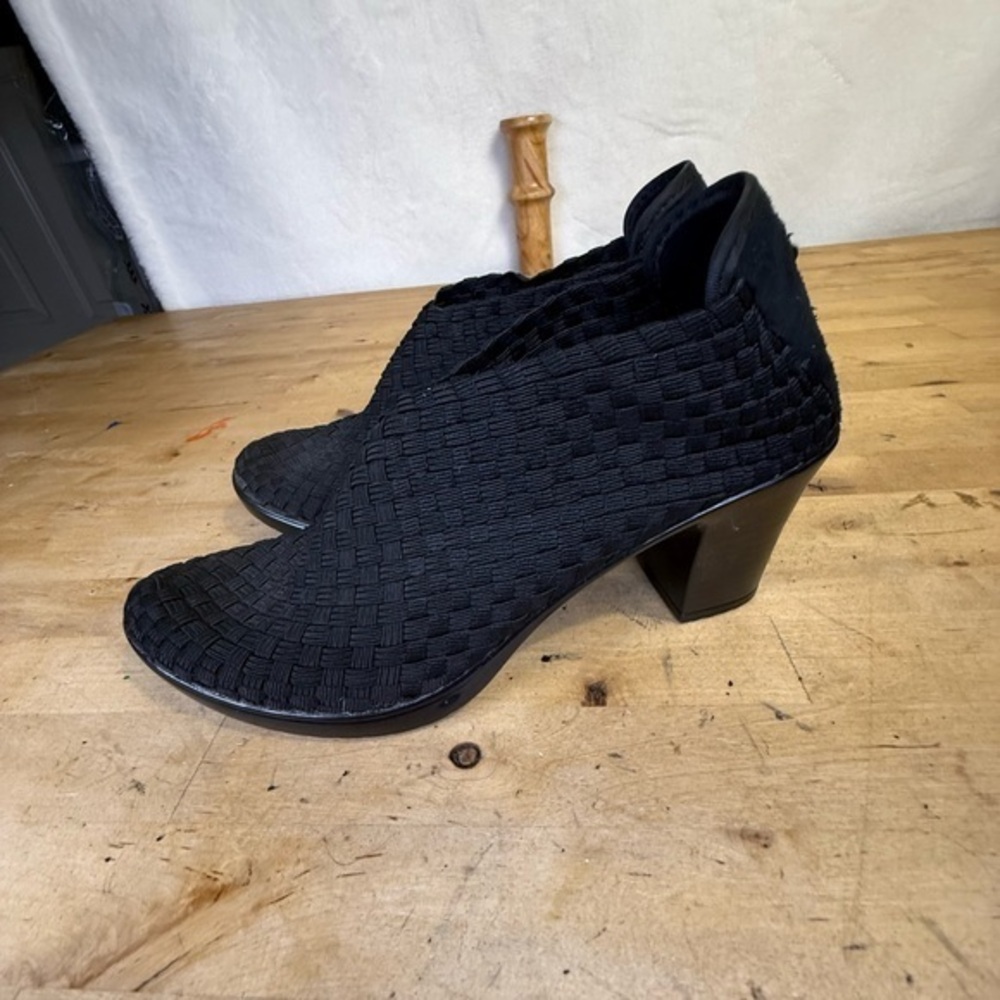 White Mountain Women's Black Heeled Ankle Boots size 6.5